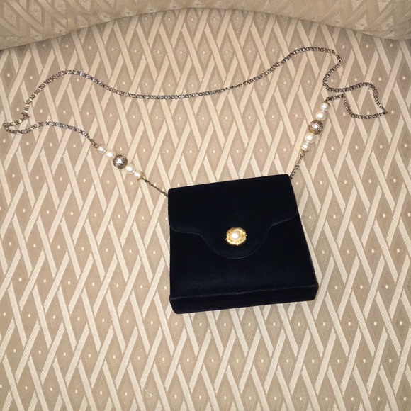 Velvet pearl evening bag with vintage chain design - Picture 2 of 8